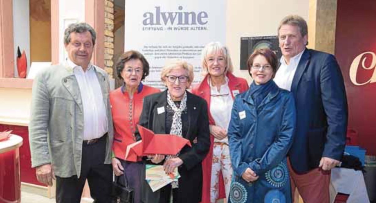Kinobetreiber Alfred Speiser (l.) und Martina Schildhauer (3.v.r.) mit ihrer Mutter Ruth Stecker (2.v.l.) freuten sich ebenso über das Interesse wie „alwine“-Vorstand Friedhilde Walter (3.v.l.), Iris Rüsing (Freudenberg Initiative) und Hans Christoph Noack (Rotary Club). Foto: Kreutzer