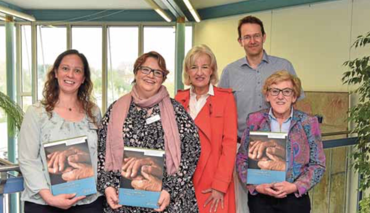 Sandra Riechers (Pflegedienstleiterin), Demenzbegleiterin Christiane Schneeweiß, Martina Schildhauer (alwine), Dr. Florian von Pein (Chef- arzt) und Friedhilde Walter (alwine, v. l.) zogen eine erste Bilanz der Demenzbegleitung an der GRN-Klinik. Foto: Dorn